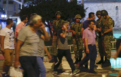 Militars turcs a la plaça Taksim d'Estambul.