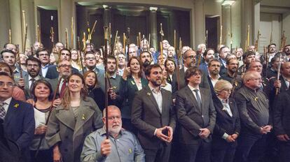 Puigdemont y los alcaldes independentistas, en la sala Bozar de Bruselas.