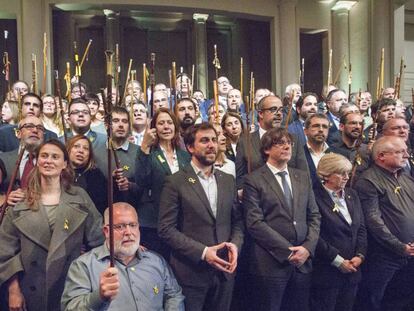 Puigdemont y los alcaldes independentistas, en la sala Bozar de Bruselas.