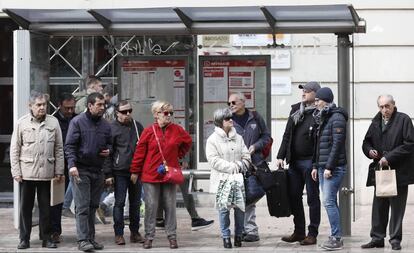 Viajeros de la EMT en una de las paradas del centro de Valencia. 