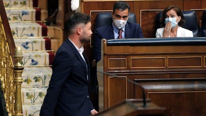 El presidente del Gobierno, Pedro Sánchez  y la vicepresidenta, Carmen Calvo junto al portavoz de ERC, Gabriel Rufián, en el pleno del Congreso.