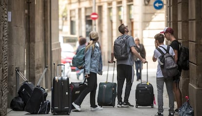 Turistes en un carrer del Gòtic, a Barcelona, en una imatge d'arxiu.