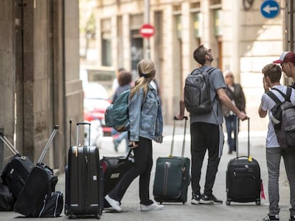 Turistes en un carrer del Gòtic, a Barcelona, en una imatge d'arxiu.