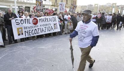 Protesta en San Sebastián de los afectados por las aportaciones de Fagor y Edesa.