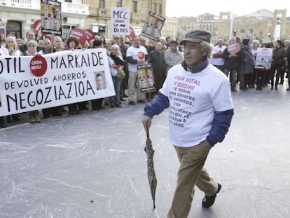 Protesta en San Sebastián de los afectados por las aportaciones de Fagor y Edesa.