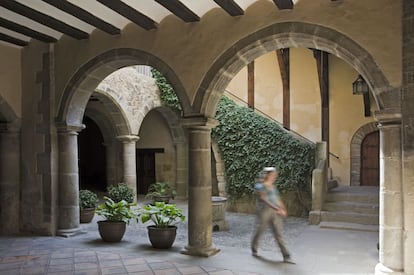 Deslumbrante villa medieval que el progreso dejó arrinconada entre los pinos, nieves, barrancos y soledades de la sierra de Gúdar, en la esquina suroriental de Teruel. En el parque temático <a href="https://www.dinopolis.com/region-ambarina.html" target="_blank">Región Ambarina</a>, a dos kilómetros de Rubielos, se pueden ver insectos atrapados en la resina de árboles de hace más de 100 millones de años.