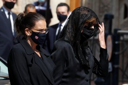 Carolina y Estefanía de Mónaco en el funeral de su prima Elizabeth-Ann de Massy.