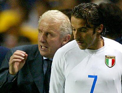 Giovanni Trappatoni, el técnico italiano, da las últimas instrucciones a Del Piero, con el que sustituyó a Totti y que marcó el gol del empate de Italia frente a México a cinco minutos del final.