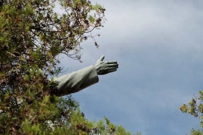 Detalle de un monumento a Lenin en el asentamiento de Ordzhonikidze, cerca de Feodosia, Crimea.