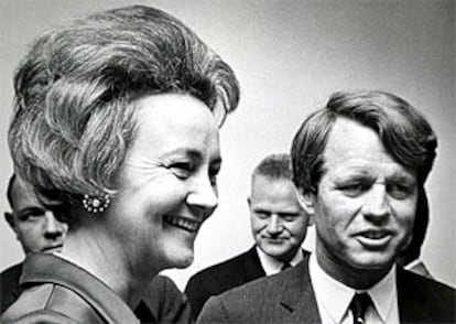 Katharien Graham, junto al senador Robert Kennedy durante una fiesta en 1968.