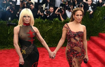 Donatella Versace y, a la derecha, Jennifer Lopez, a su llegada a la gala del Met en Nueva York.