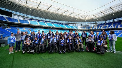 Una de las visitas del proyecto de talleres de reminiscencia en el Reale Arena (San Sebastián).