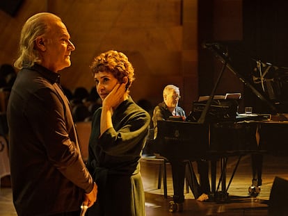 Lluís Homar, Adriana Ozores y el pianista Emili Brugalla, en un ensayo de 'Alma y palabra. San Juan de la Cruz' en junio