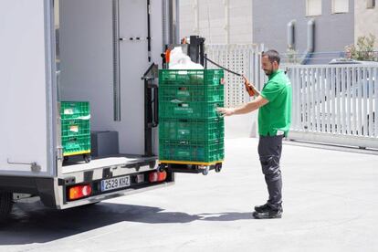 Un repartidor de Mercadona con uno de los vehículos con tres temperaturas y descarga mecanizada.  