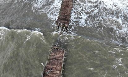 Desde el pasado 4 de enero, un ciclón bomba ha desatado fuertes vientos, lluvias torrenciales y nevadas a través de diferentes poblados y ciudades de California. En la fotografía el muelle de Capitola, una ciudad en la bahía de Monterrey, al sur de San Francisco, que colapsó este viernes.