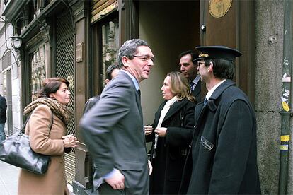 Inés Sabanés, de IU, a la izquierda; el alcalde, Alberto Ruiz-Gallardón,  y  la socialista Trinidad Jiménez,  tras almorzar juntos.