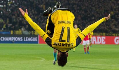 Aubameyang celebra un gol contra el Benfica.