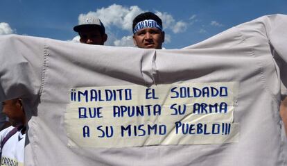 Un manifestante sujeta un cartel durante la protesta contra el presidente de Nicaragua, Daniel Ortega, en Managua.
