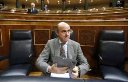 El ministro de Economa y Competitividad, Luis de Guindos, al inicio de la sesin de control al Gobierno celebrada el 27 de noviembre de 2013 en el Congreso de los Diputados.