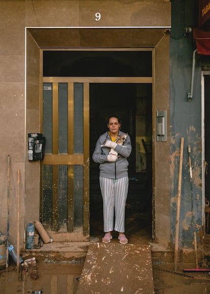 María García, que logró sobrevivir aferrada a las rejas de su casa, mientras luchaba contra la corriente de la riada. Justo antes de ser arrastrada logró poner a salvo a su perra, Aris. María sobrevivió, aunque se desolló las manos.