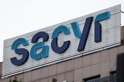 El logotipo de Sacyr en la sede central de la compañía en Madrid.