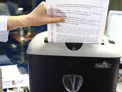 Máquina de triturar papel, para destruir documentos.