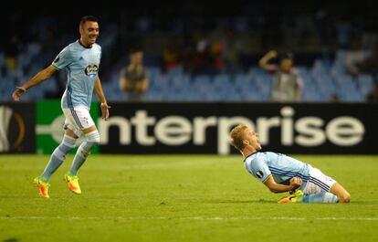 Wass celebra su gol ante la mirada de Aspas. 