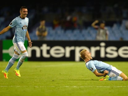 Wass celebra su gol ante la mirada de Aspas. 