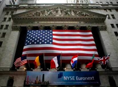 Fachada de Wall Street decorada con la pancarta que anuncia la nueva NYSE Euronext.