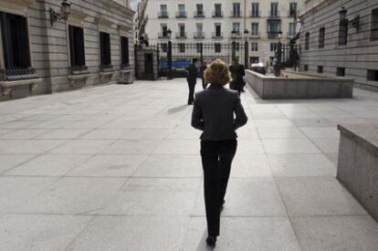 Elena Salgado, en el patio del Congreso, tras su comparecencia.