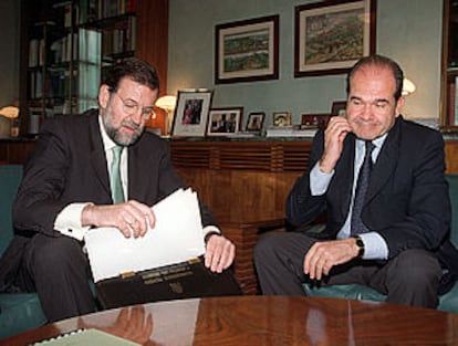 Mariano Rajoy y Manuel Chaves analizaron ayer en Sevilla las medidas de seguridad para la cumbre.