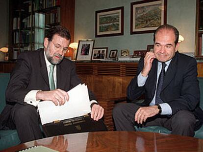 Mariano Rajoy y Manuel Chaves analizaron ayer en Sevilla las medidas de seguridad para la cumbre.