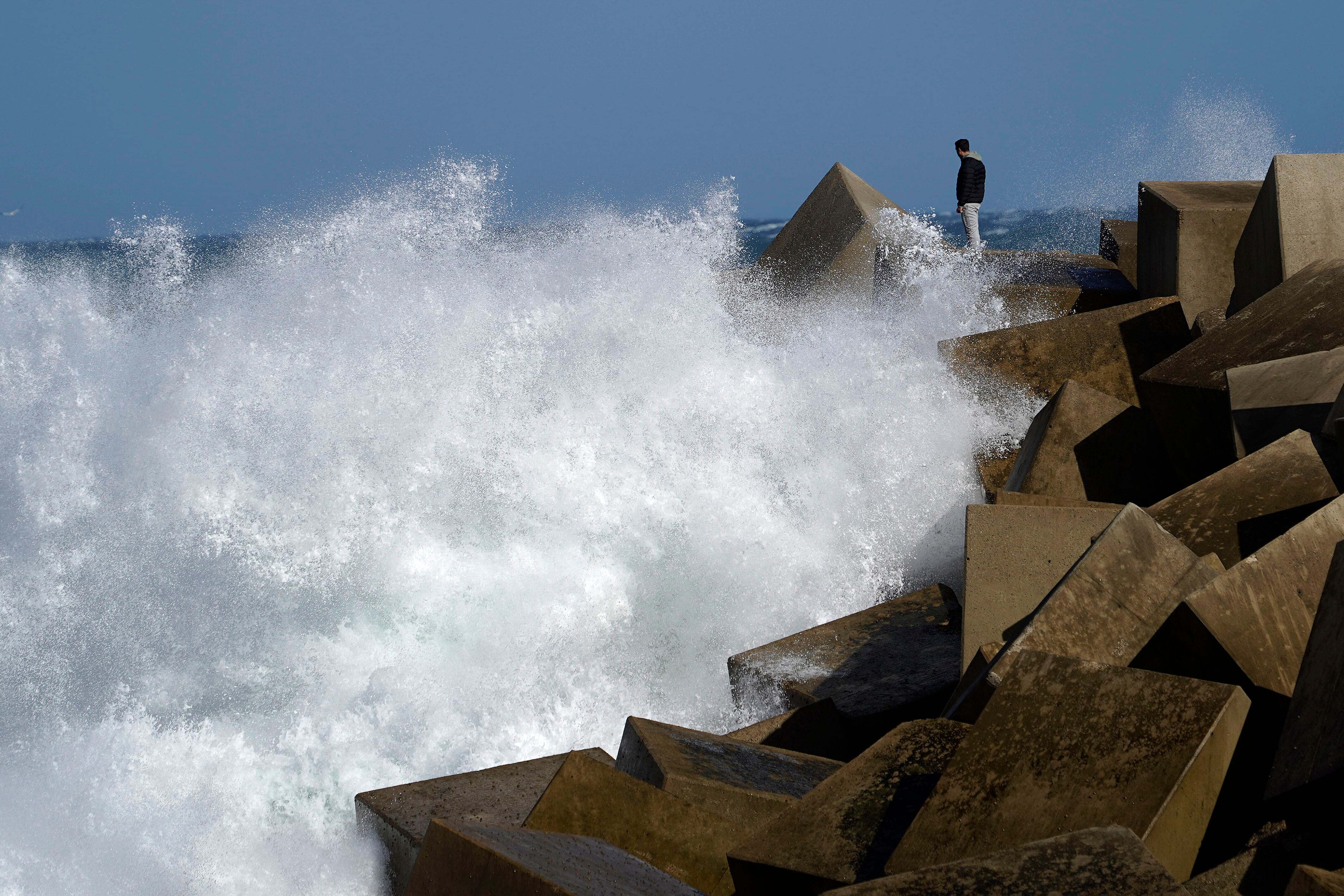 Una persona contempla las olas en el puerto de Cudillero (Asturias), este sábado. 