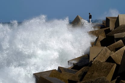 Una persona contempla las olas en el puerto de Cudillero (Asturias), este sábado. 