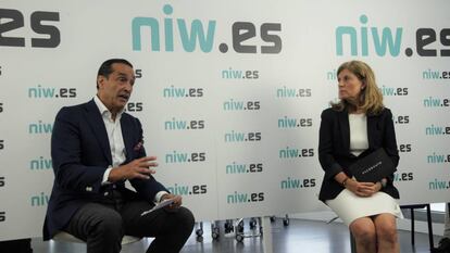 El presidente del consejo de administración de Niw, Ignacio de Benito, y la vicepresidenta ejecutiva de Faconauto y CEO de la compañía, Marta Blázquez, presentan la plataforma en rueda de prensa virtual, este lunes.