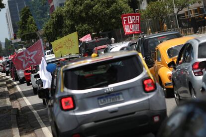 Na foto, imagens da carreata contra Bolsonaro no Rio de Janeiro.  A pressão contra o ocupante do Planalto também é legal. Nesta sexta-feira, o ministro do Supremo Tribunal Federal (STF) Ricardo Lewandowski encaminhou à Procuradoria Geral da União uma notícia crime oferecida pelo PCdoB contra o presidente, na qual o partido pede que Bolsonaro e o ministro da Saúde, Eduardo Pazuello, sejam responsabilizados pelo colapso do sistema de saúde de Manaus