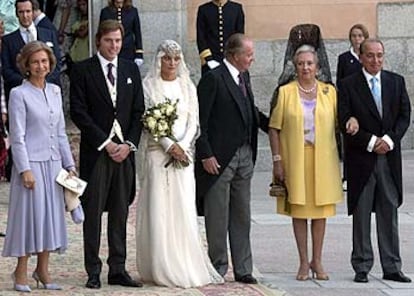 De izquierda a derecha, la Reina, Beltrán Gómez Acebo, Laura Ponte, el Rey, la infanta Pilar y José Manuel Ponte.