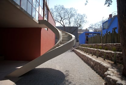 Escalera helicoidal de hormigón en la Casa O'Gorman.