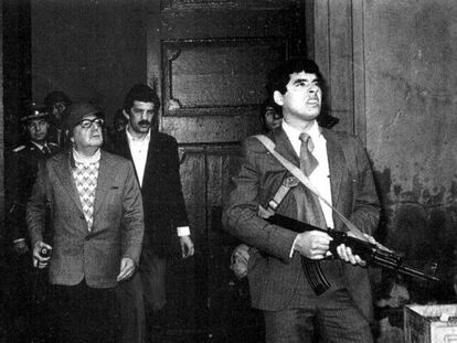 &Uacute;ltima imagen del presidente chileno Salvador Allende, en el exterior del Palacio de La Moneda, durante el golpe de Estado el 11 de septiembre de 1973. 