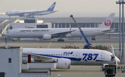 Un avión Boeing 787 'Dreamliner' de ANA en el aeropuerto Haneda, Japón.