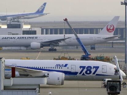 Un avi&oacute;n Boeing 787 &#039;Dreamliner&#039; de ANA en el aeropuerto Haneda, Jap&oacute;n.