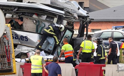 Estado en el que ha quedado el autobús de línea de la compañía Alsa tras colisionar contra un pilar de cemento de un viaducto en obras en la carretera de circunvalación de Avilés.