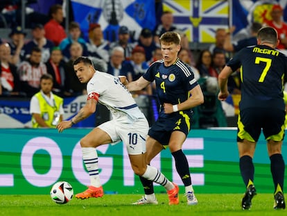 Xhaka protege el balón ante McTominay este miércoles durante el Escocia - Suiza en Colonia.