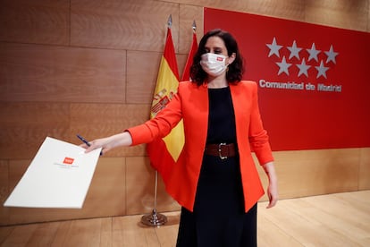 La presidenta de la Comunidad de Madrid, Isabel Díaz Ayuso, antes de una rueda de prensa en la sede del Gobierno regional.