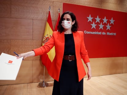 La presidenta de la Comunidad de Madrid, Isabel Díaz Ayuso, antes de una rueda de prensa en la sede del Gobierno regional.