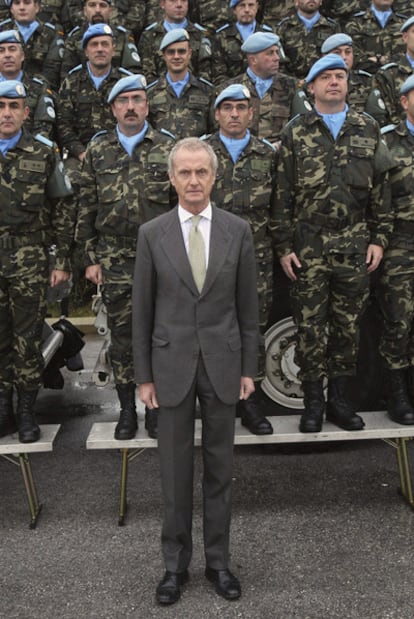 Pedro Morenés, ayer, con las tropas españolas en Líbano.