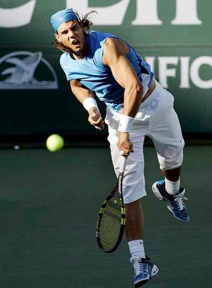 Rafa Nadal saca durante el partido que lo ha enfrentado a su compatriota Juan Carlos Ferrero.