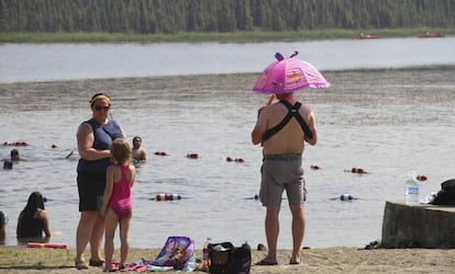 Bañistas en Anchorage, Alaska, durante la ola de calor.
