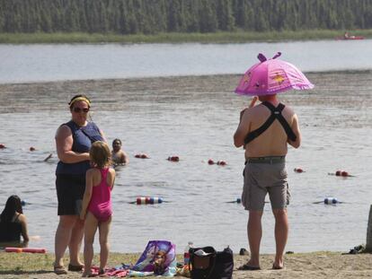 Bañistas en Anchorage, Alaska, durante la ola de calor.