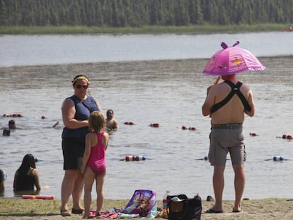 Bañistas en Anchorage, Alaska, durante la ola de calor.